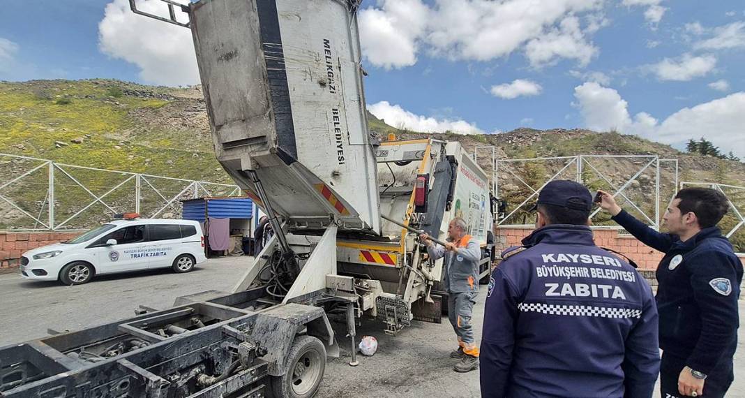 Yufka, bal, salam, bezelye... Toz toprağın içinde satılanlar şaşkına çevirdi! Şok baskınla neye uğradıklarını şaşırdılar 2